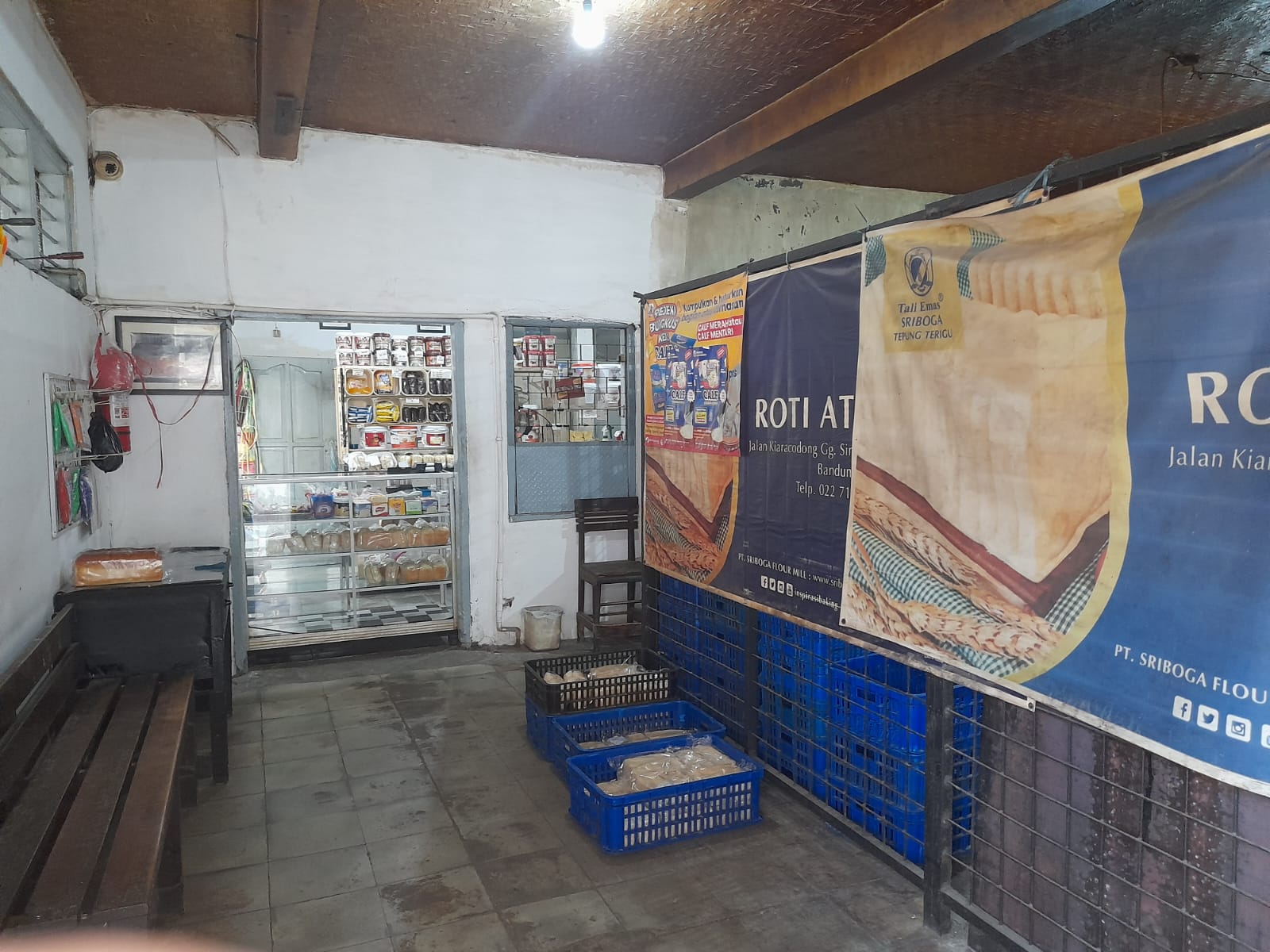 Etalase produk Roti Acong